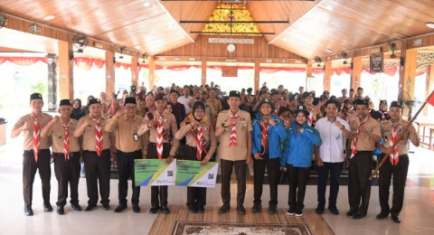 BPJS Ketenagakerjaan Serahkan Kartu Peserta bagi Kontingen Pramuka Batanghari untuk Jambore Nasional XII